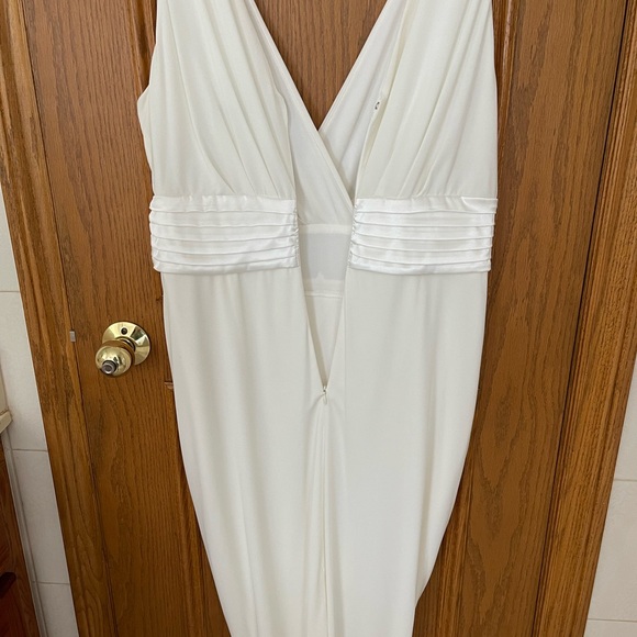 Elegant White Sleeveless Dress - Picture 3 of 4